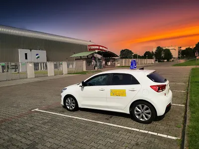 Tomczak Paweł. Ośrodek szkolenia kierowców Prawo jazdy Kalisz, prawko, biały ,czarny , promocja